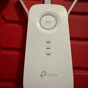 TP-Link White Wi‑Fi Range Extender with Blue LED Accents